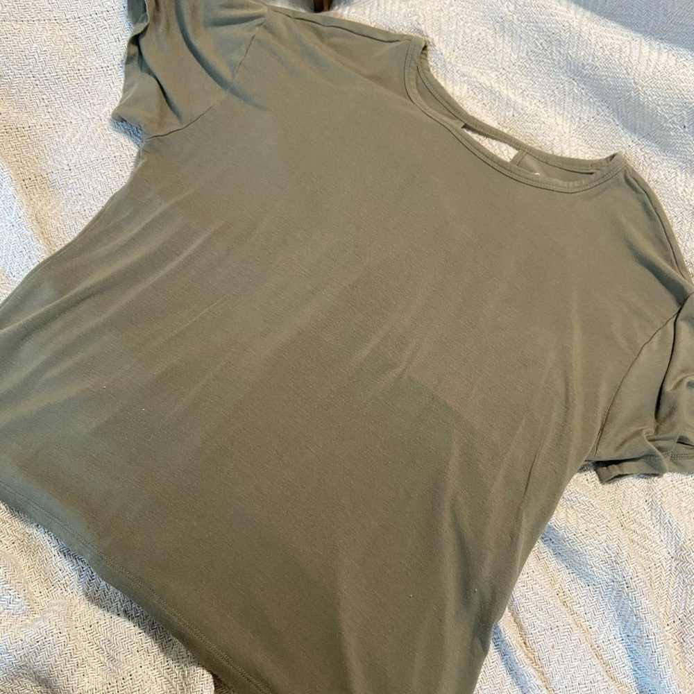 Adorable Army Green Top!!